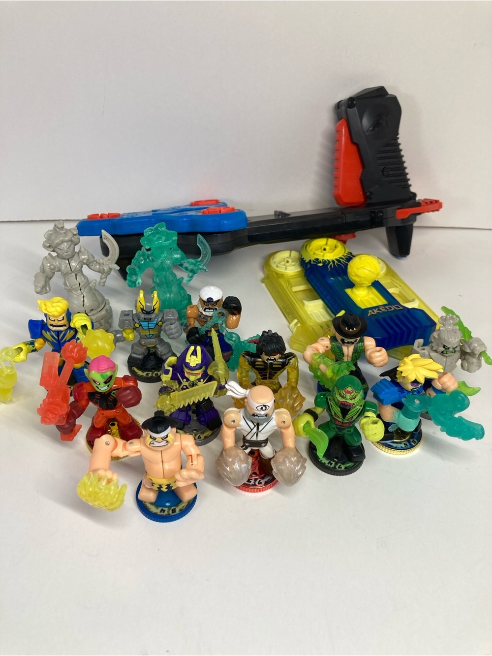 Akedo Ultimate Arcade Warriors Lot of 12 Figures + 4 Controllers + 2 Dummies